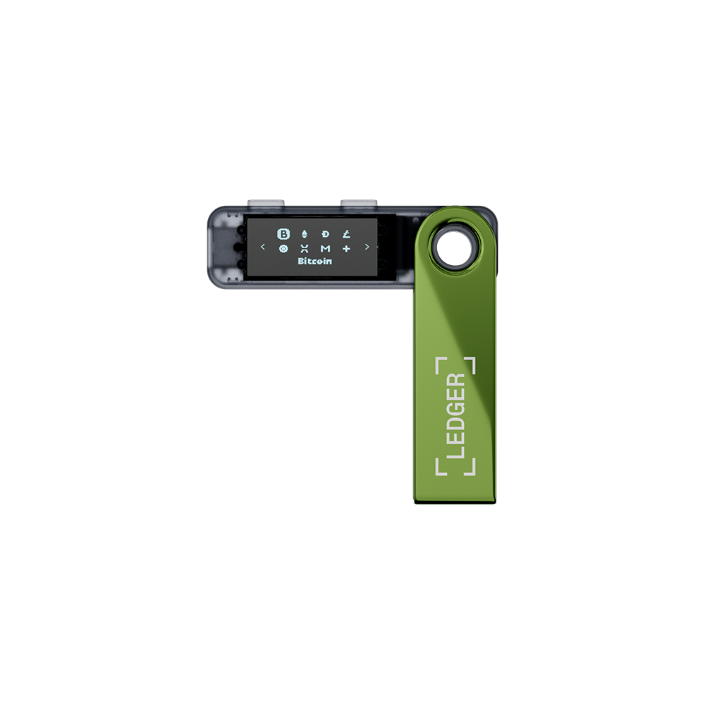 Una billetera de hardware Ledger verde y negra. La pantalla muestra 'Bitcoin'. El logotipo de Ledger está en el cuerpo verde.