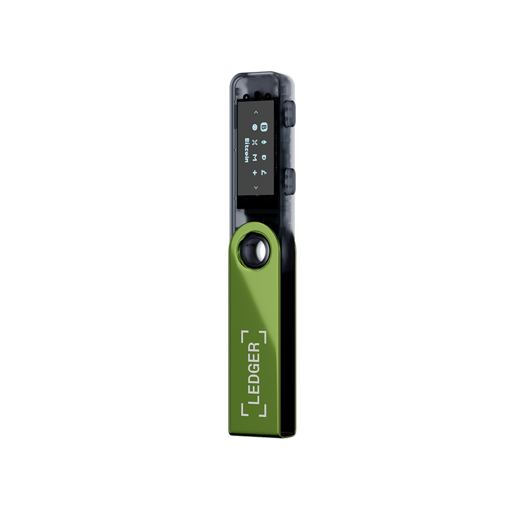 Una billetera de hardware Ledger, negra y verde, que muestra Bitcoin. El dispositivo tiene una pantalla pequeña y botones.