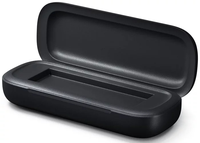 Un estuche de gafas negro abierto. El estuche tiene forma ovalada, con una hendidura rectangular en el interior. La tapa está abierta, revelando su interior.