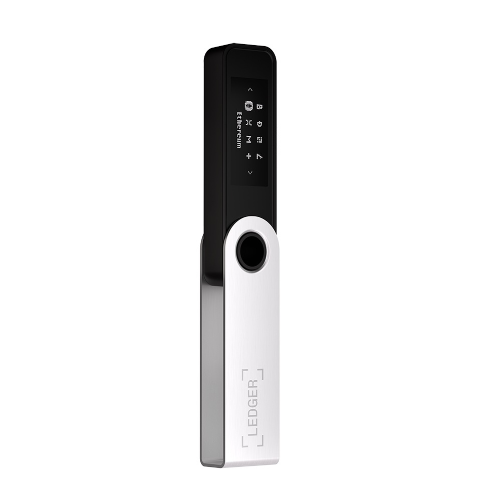 Una billetera de hardware Ledger, negra y plateada, que muestra 'Ethereum'. El logotipo de Ledger es visible. Está de pie sobre un fondo blanco.