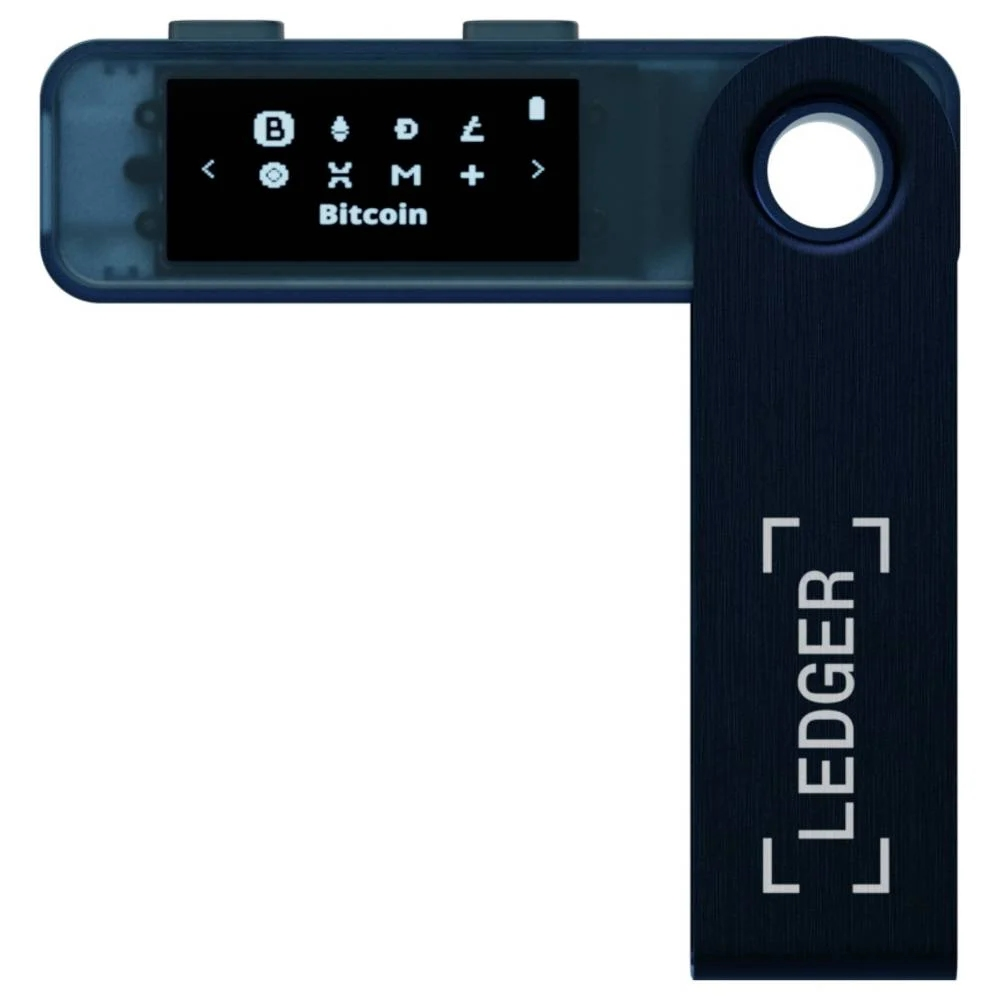 Un monedero de hardware Ledger, con una pequeña pantalla que muestra Bitcoin. El monedero es azul oscuro y tiene la palabra LEDGER.