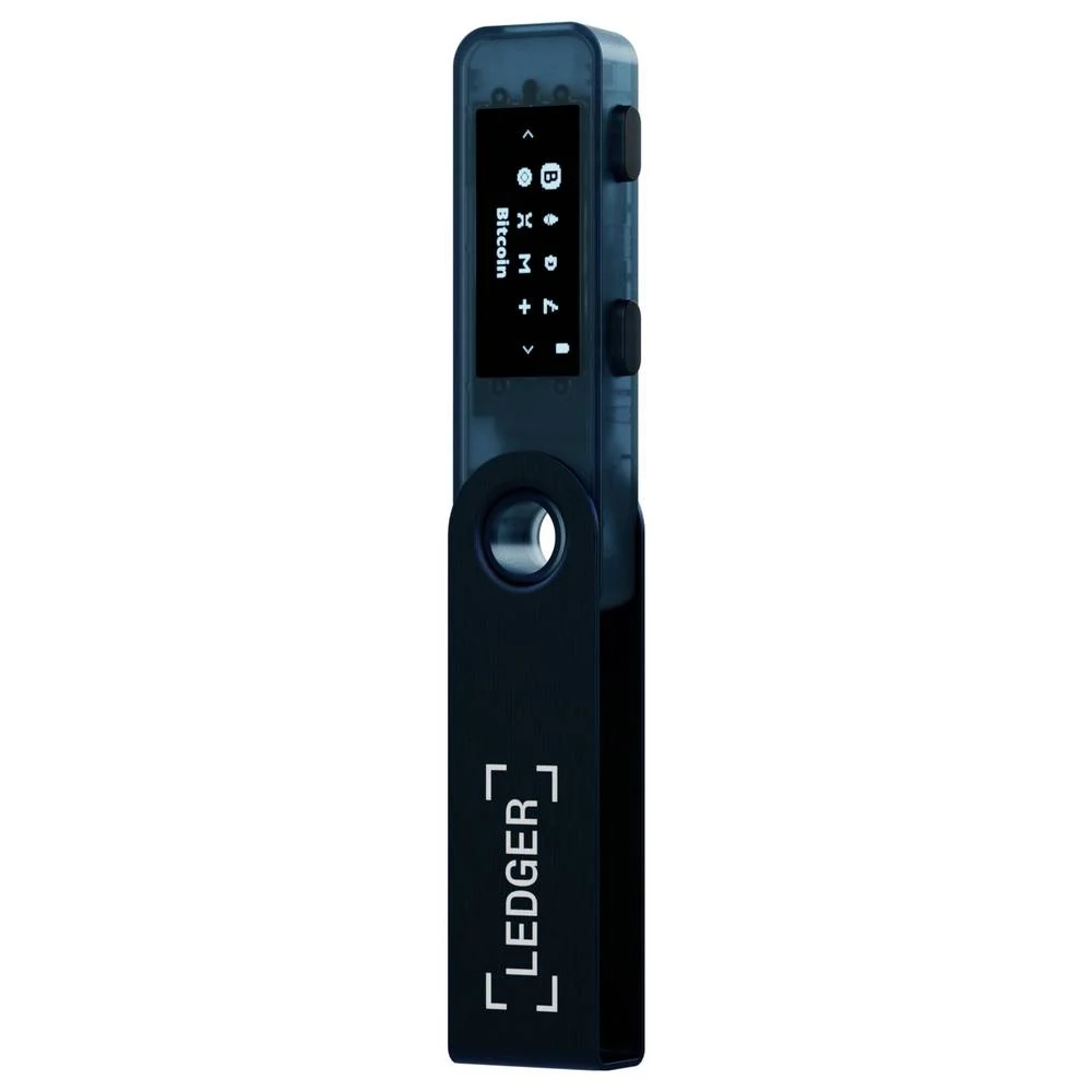 Una billetera de hardware Ledger. Es negra, con una pantalla que muestra información de Bitcoin. Dos botones laterales y el logotipo de Ledger abajo.