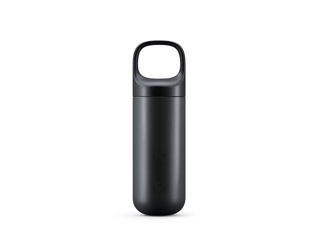 Un recipiente cilíndrico negro con un asa de bucle en la parte superior. La palabra "LEDGER" está impresa verticalmente en el lateral.