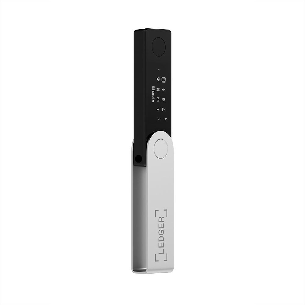 Una billetera de hardware Ledger Nano S. Sección superior negra con pantalla y botones, parte inferior plateada. Fondo blanco.