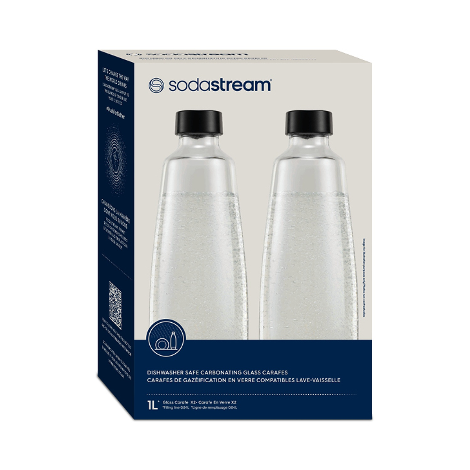 Scatola SodaStream con due caraffe di vetro. La scatola ha testo e logo. Le caraffe sono trasparenti con tappi neri, piene d'acqua.