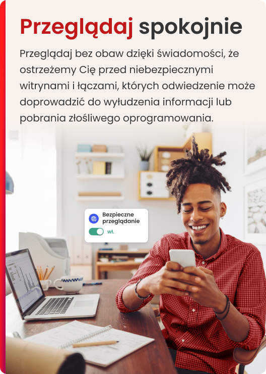 Mężczyzna uśmiecha się, używając telefonu. Na drewnianym biurku leżą laptop i papiery. Widoczny jest polski tekst.