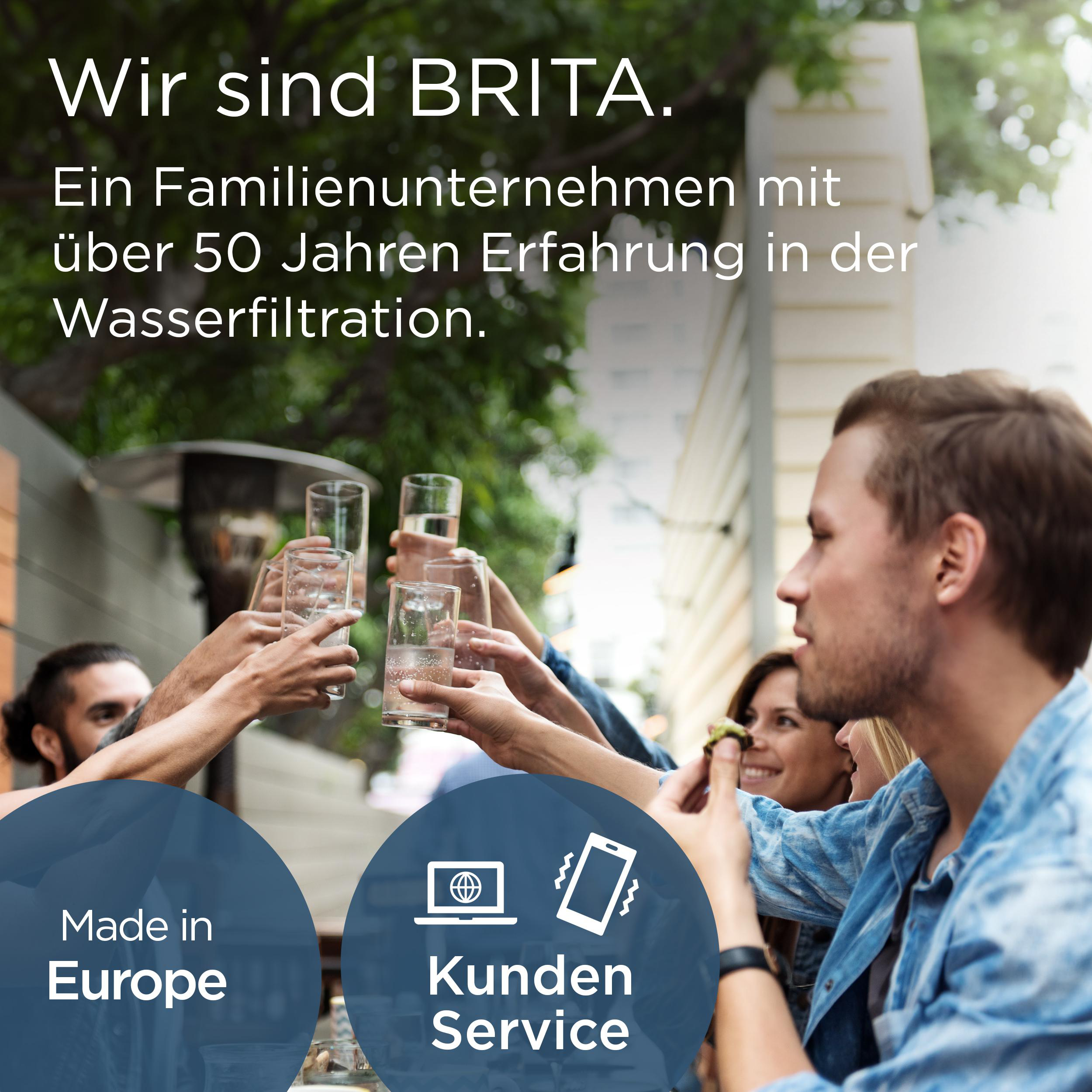 Menschen stoßen mit Wassergläsern an. Das Bild enthält Text, Logos und einen Hintergrund eines Cafés.