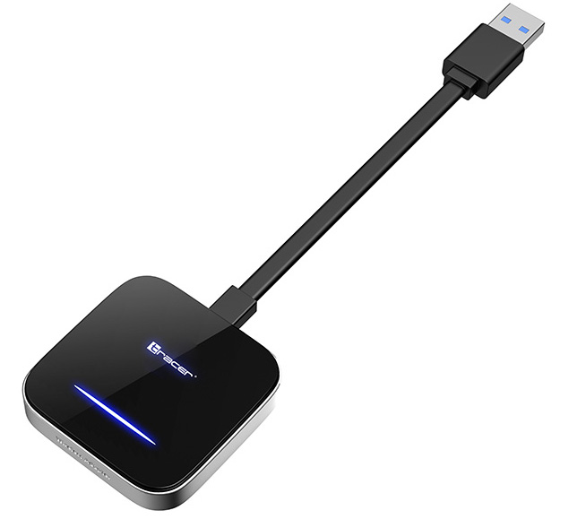 Czarny adapter USB z czarnym kablem. Adapter ma niebieskie światło. Złącze USB znajduje się na górze.