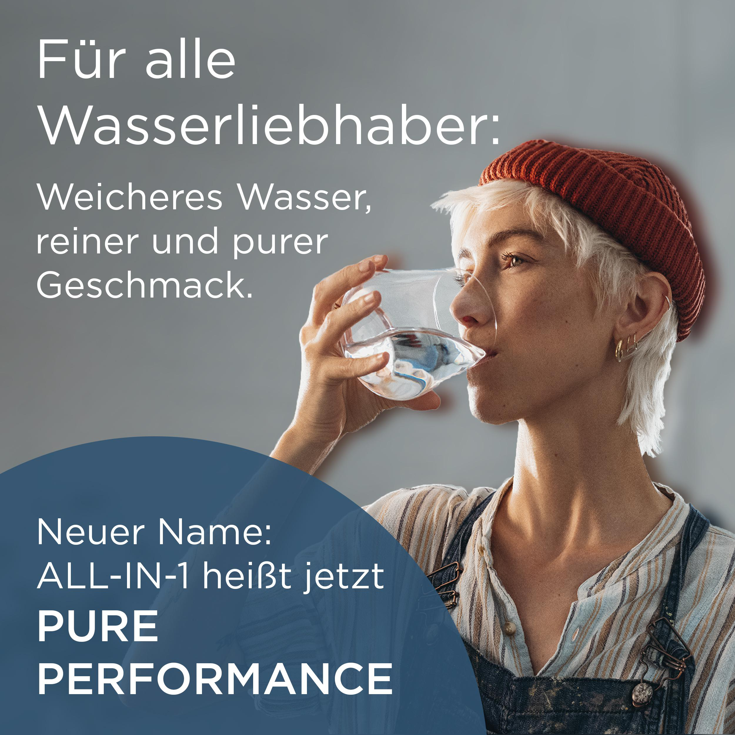 Eine Person trinkt Wasser aus einem Glas. Sie trägt einen roten Hut und ein gestreiftes Hemd. Text lautet: 'Pure Performance'.