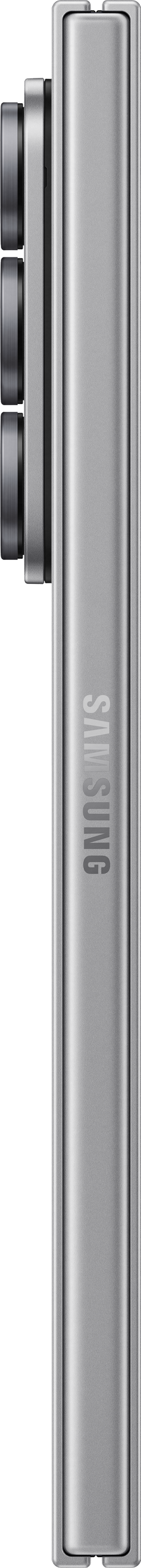Silbernes Smartphone, Seitenansicht, mit Kameramodul und Samsung-Logo. Der Hintergrund ist schwarz.