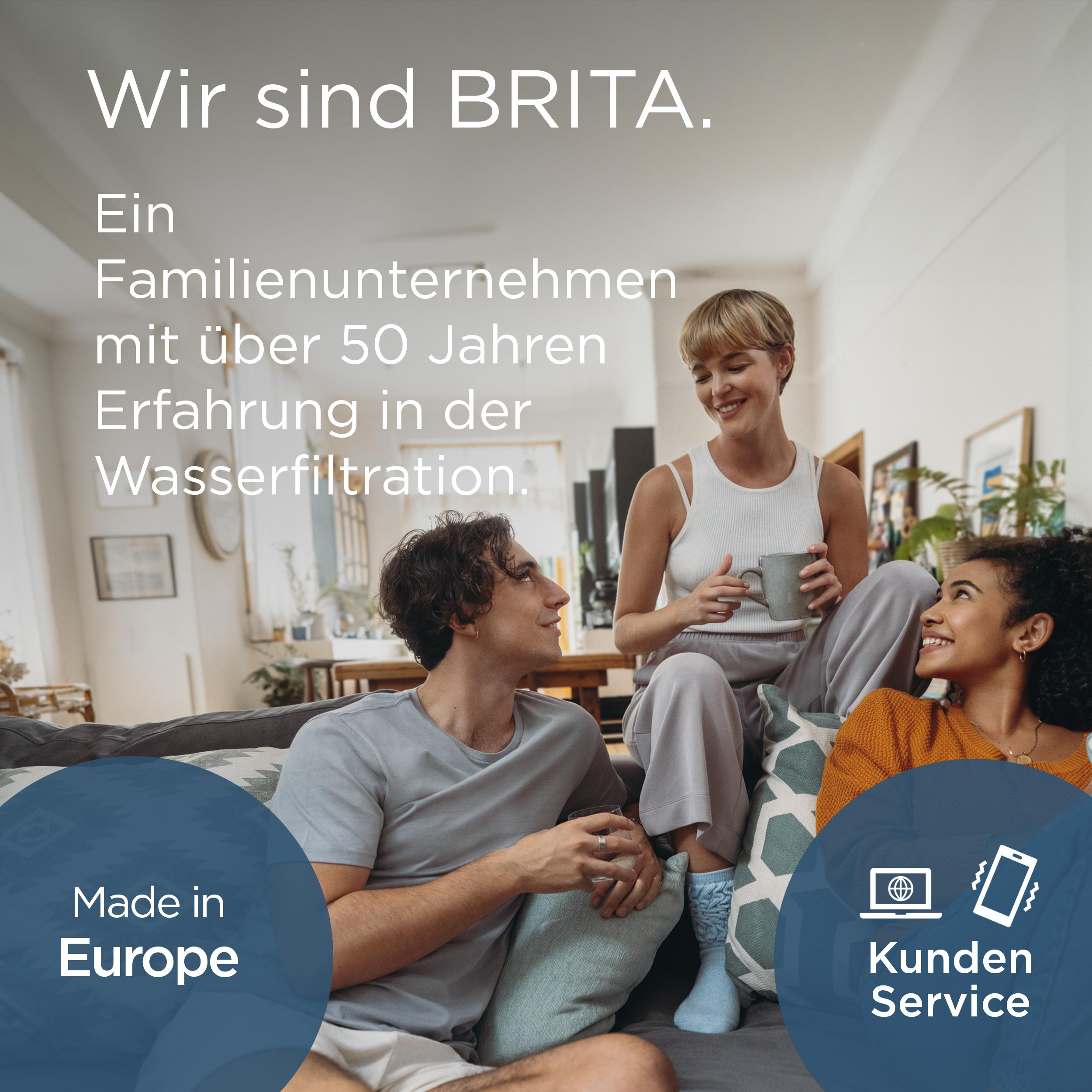 Drei Personen auf einem Sofa. Der Text lautet: Wir sind BRITA, ein Familienunternehmen mit über 50 Jahren Wasserfiltererfahrung.