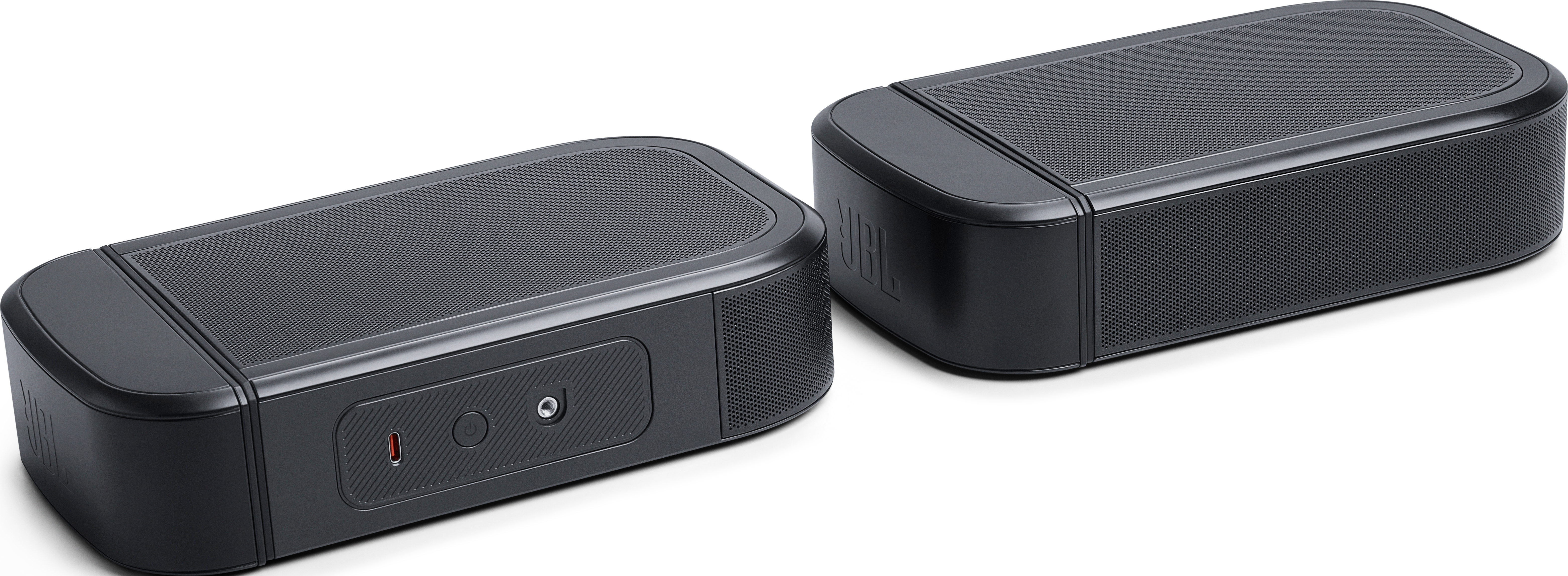 Zwei schwarze JBL-Lautsprecher auf weißem Hintergrund. Jeder hat eine Mesh-Oberseite und -Seite, mit Anschlüssen auf einem.