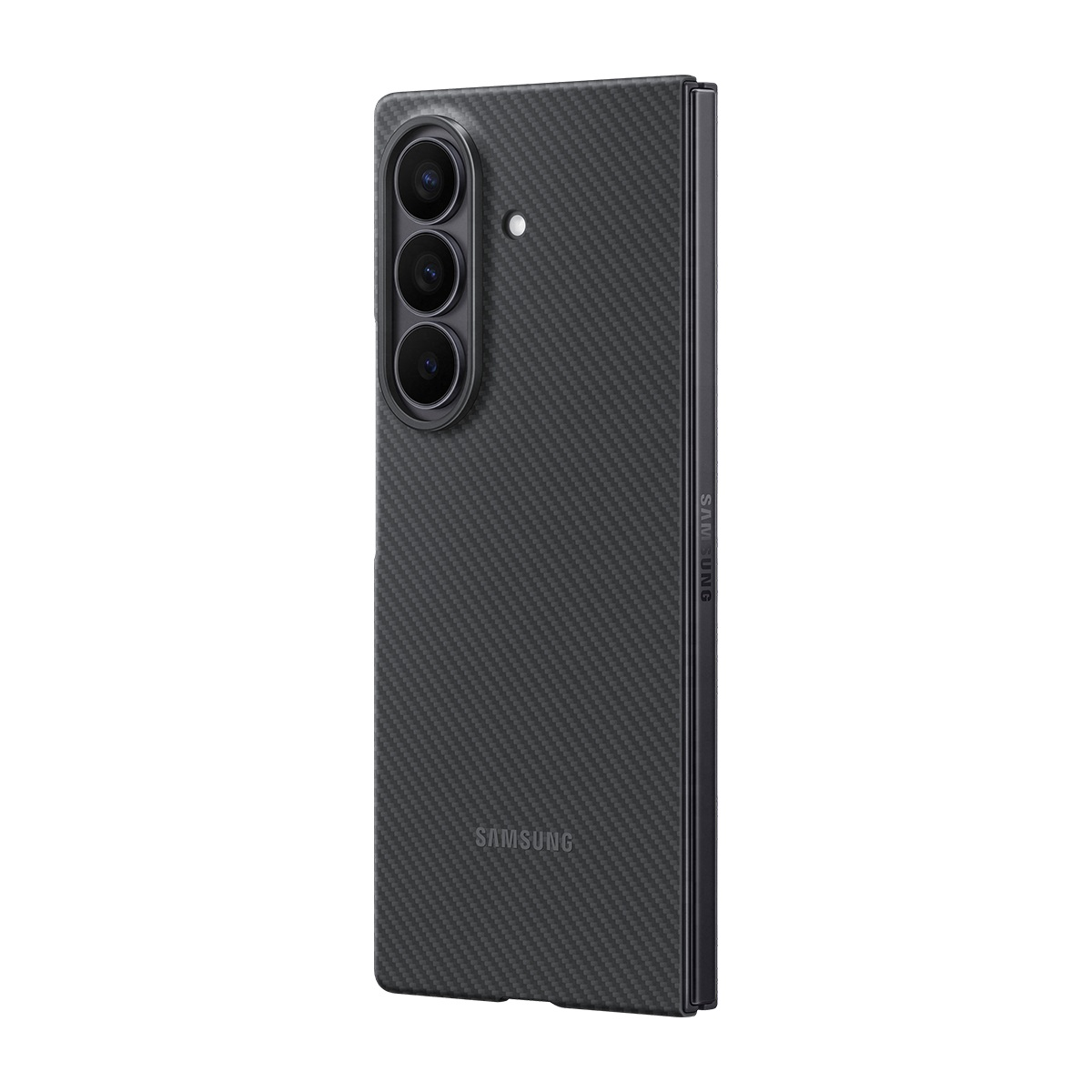 Marka adının yazdığı, üç lensli kapalı koyu gri Samsung telefon. Karbon fiberi andıran dokulu bir kapağı var.