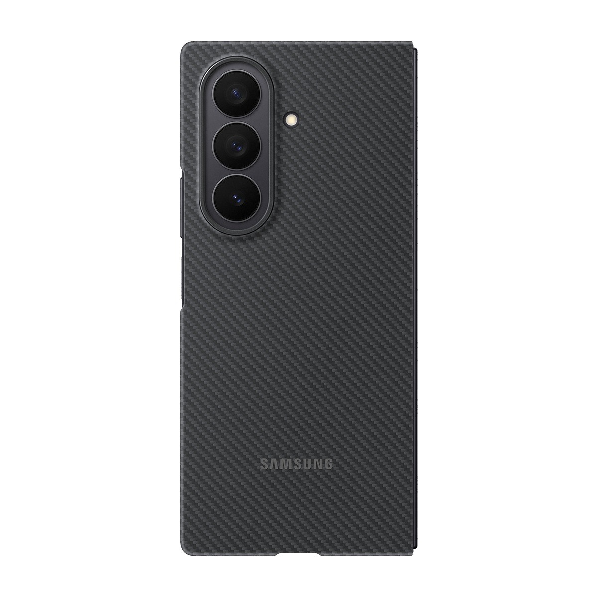 Dokulu karbon fiber tasarımlı siyah bir telefon kılıfı. Üç kamera merceğine ve Samsung logosuna sahip.