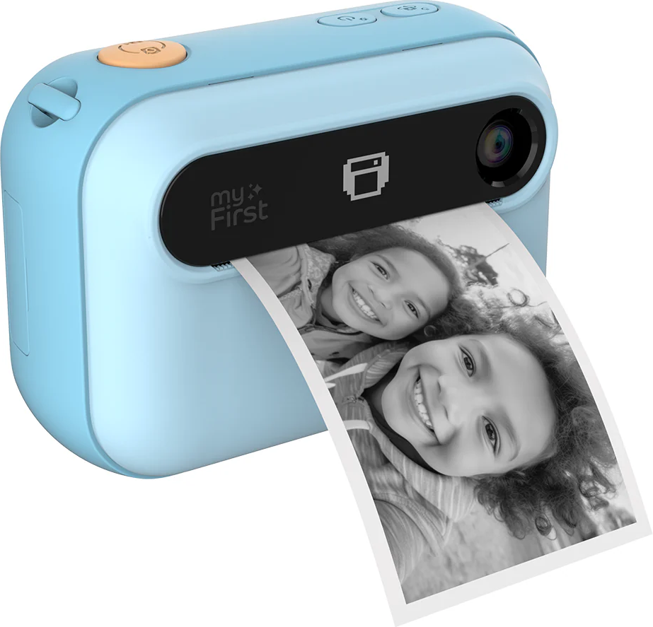 Un appareil photo instantané bleu clair imprime une photo en noir et blanc de deux enfants souriants. L'appareil photo a un bouton orange.
