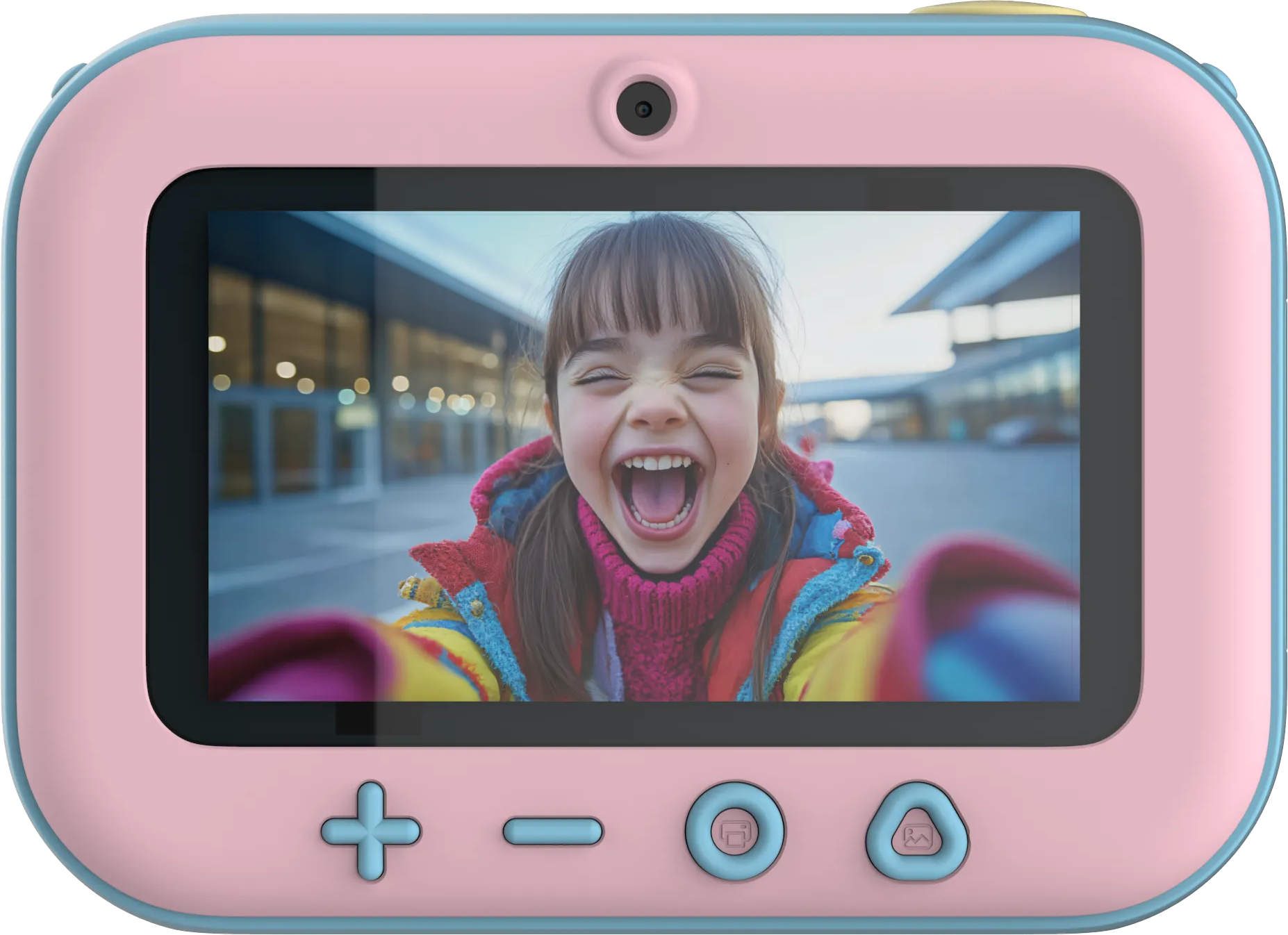 Une fille prend un selfie avec un appareil photo rose. Elle rit à pleines dents. L'arrière-plan montre un bâtiment.