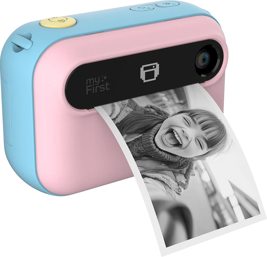 Un appareil photo instantané rose et bleu imprime une photo en noir et blanc d'une fille souriante.