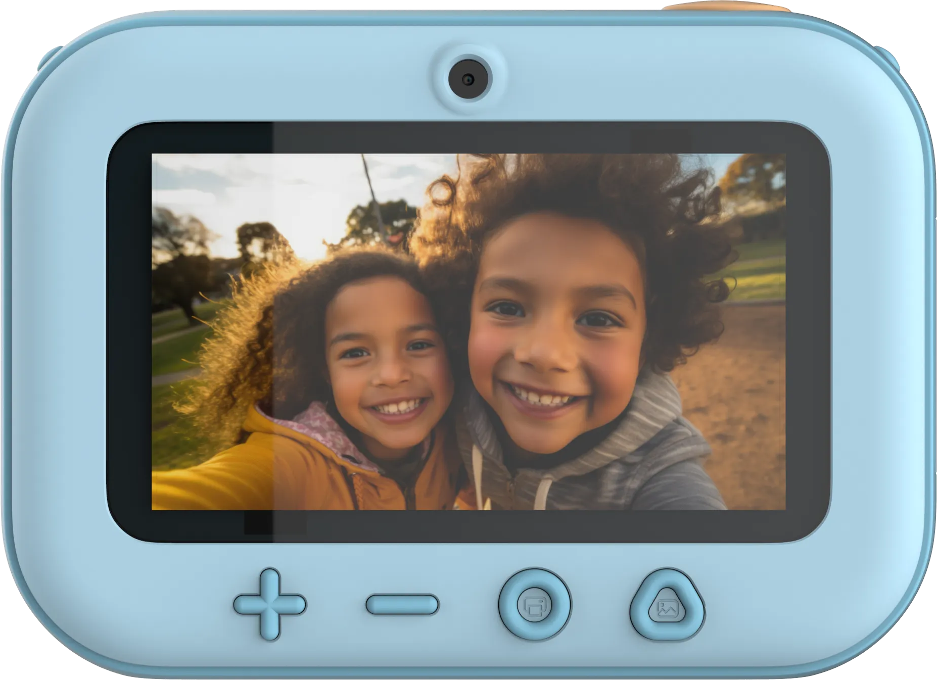 Un appareil photo bleu clair affiche deux enfants souriants. L'un porte une veste jaune, l'autre un sweat à capuche gris. L'arrière-plan est à l'extérieur.