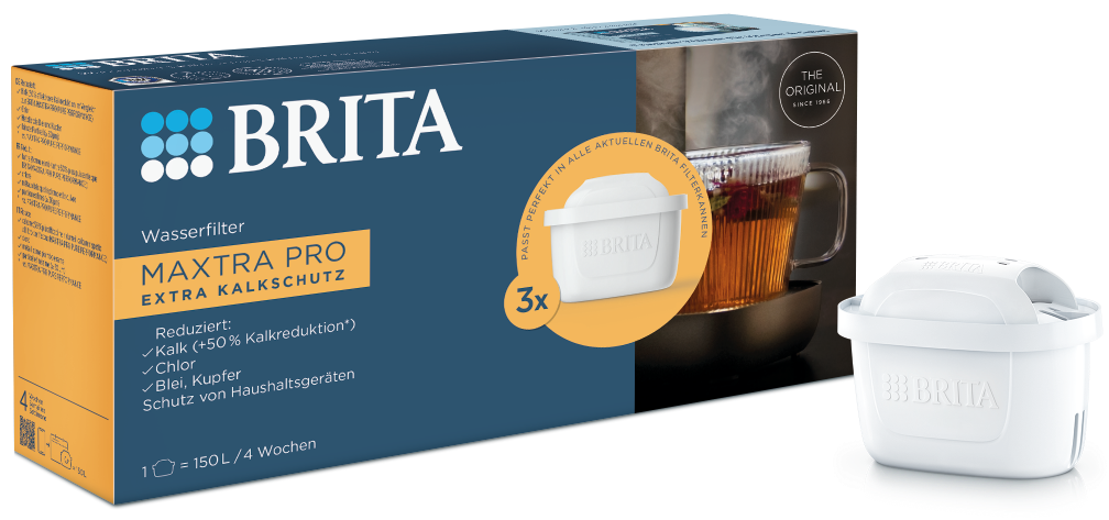 Eine Brita-Wasserfilterbox mit einer Teetasse und einem Filter rechts. Die Box sagt Maxtra Pro Extra Kalkschutz.