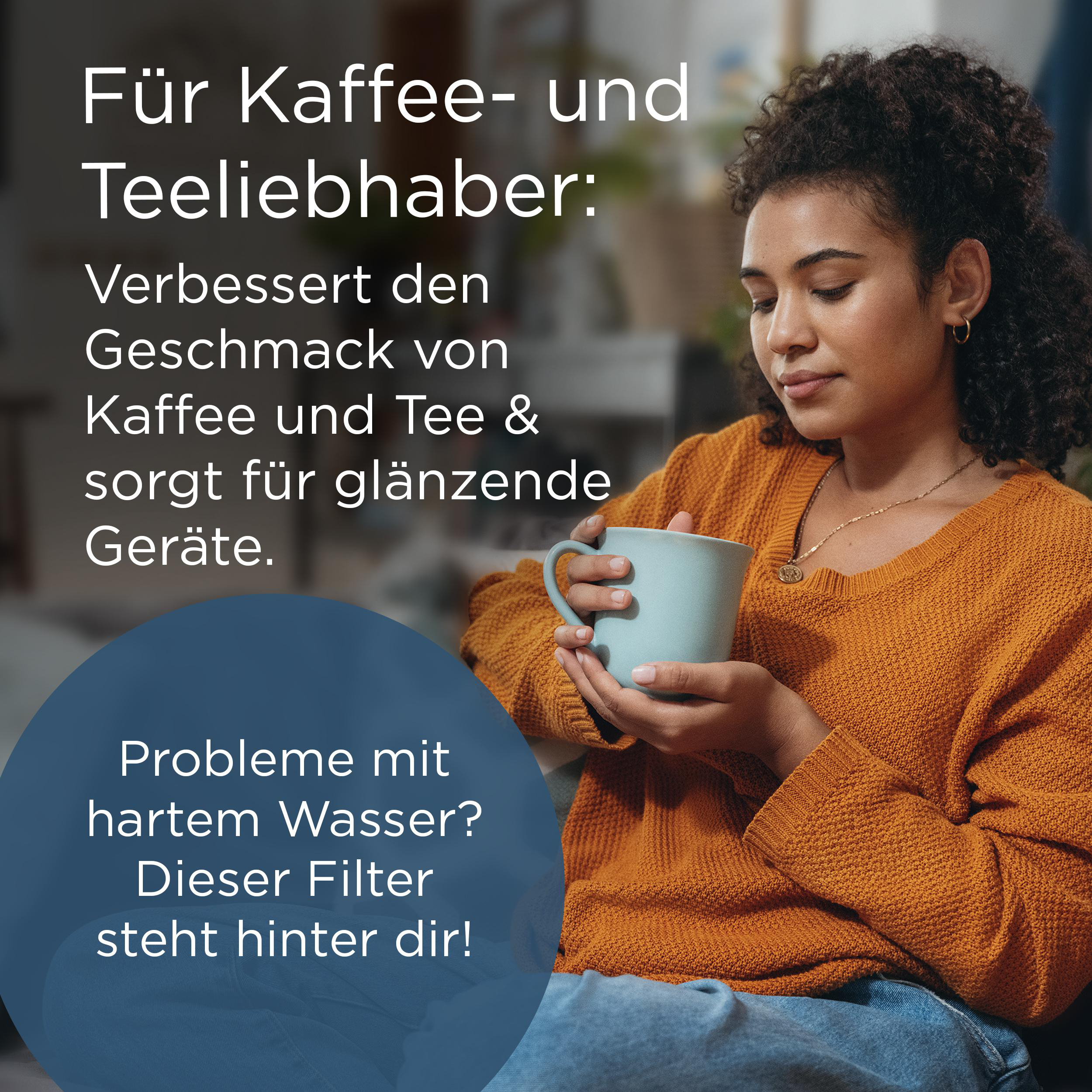Eine Frau in einem orangefarbenen Pullover hält einen blauen Becher. Text auf Deutsch wirbt für einen Filter für Kaffee und Tee.