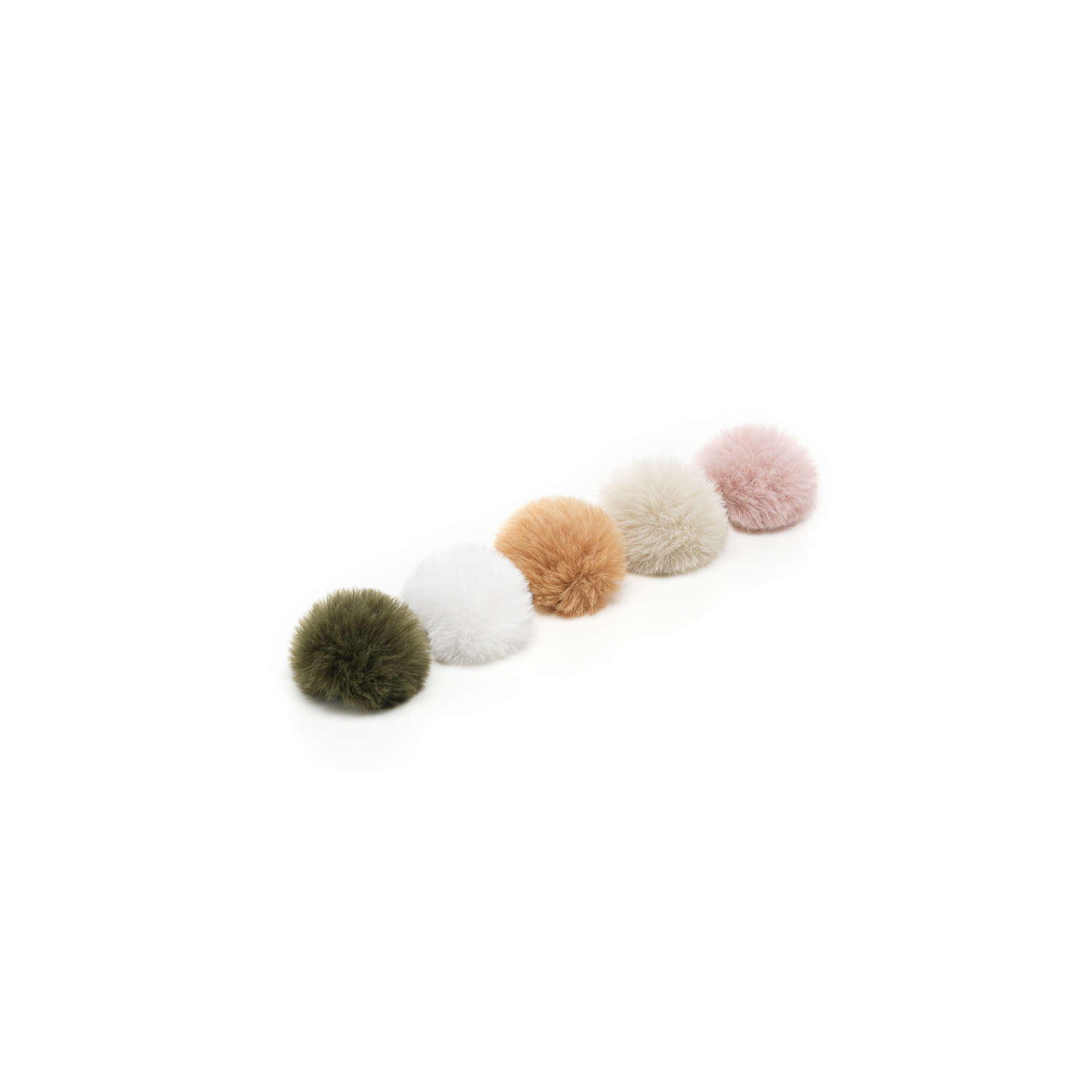 Vijf pluizige pompons op een rij, groen, wit, bruin, beige en roze, op een witte achtergrond.