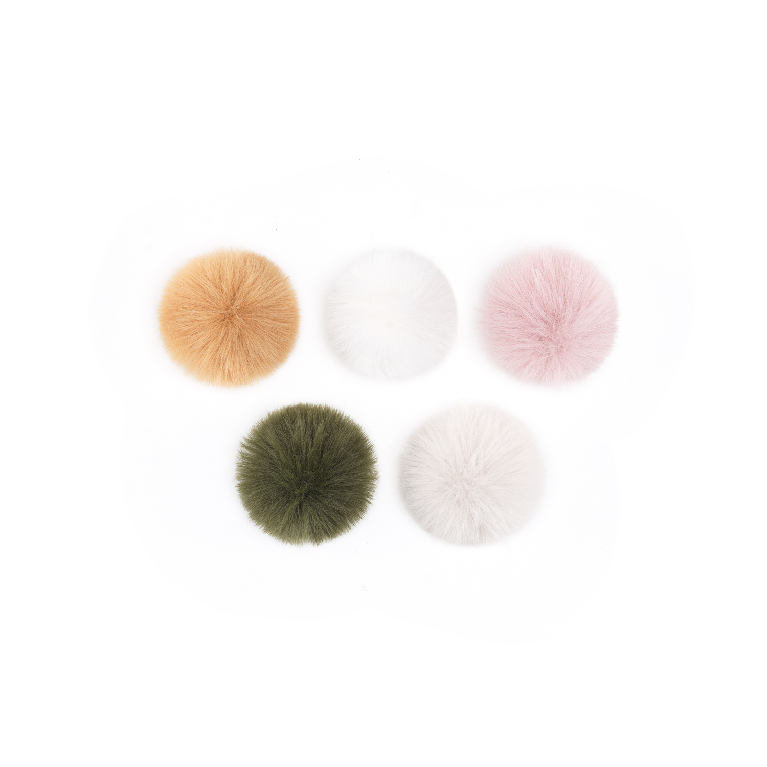 Vijf pluizige pompons: bruin, wit, roze, olijfgroen en gebroken wit, gerangschikt op een witte achtergrond.