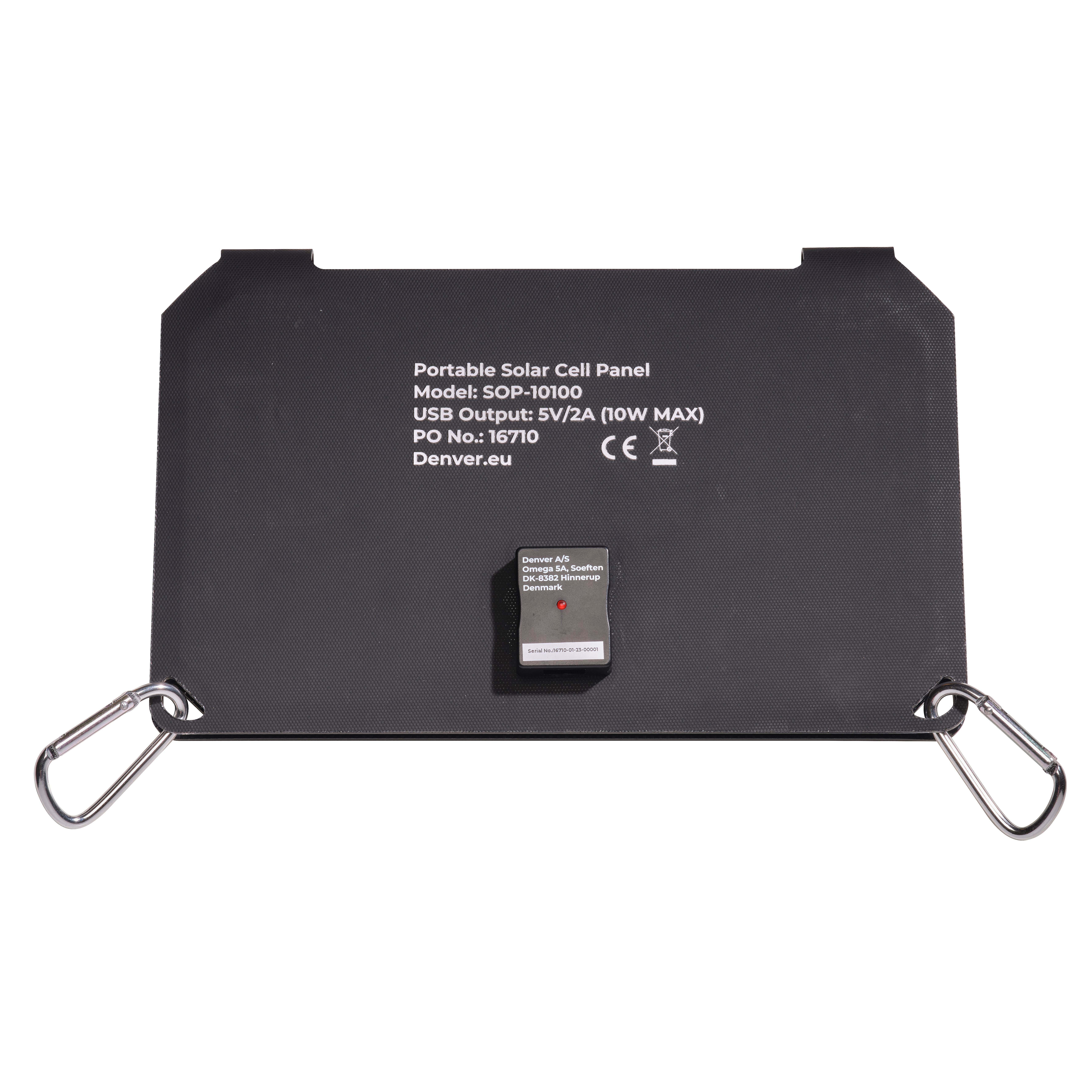 Ein schwarzes Solarpanel mit Text, einem kleinen Gerät und zwei silbernen Karabinern. Es ist vor einem weißen Hintergrund.