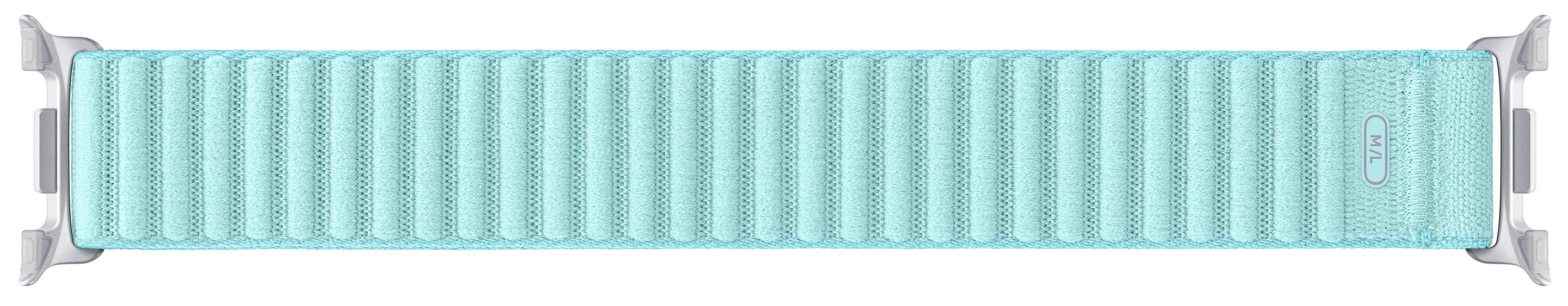 Jasnoniebieski pasek do zegarka z pionowymi żebrowaniami. Srebrne zapięcia na każdym końcu. Tło jest białe.