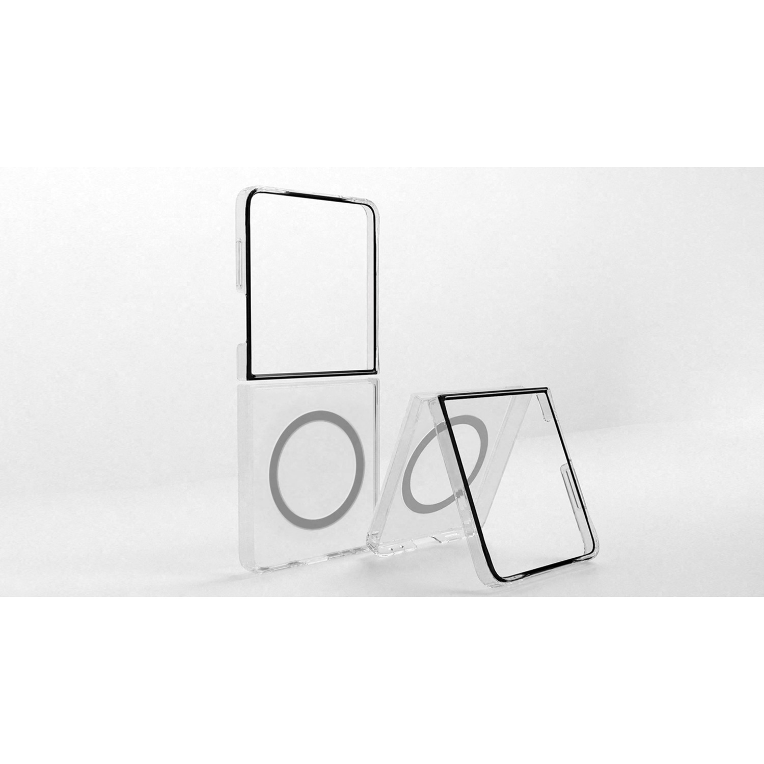 Drie transparante telefoonhoesjes met zwarte randen, één open. Twee hoesjes staan rechtop, met één gedeeltelijk open, tegen een witte achtergrond.