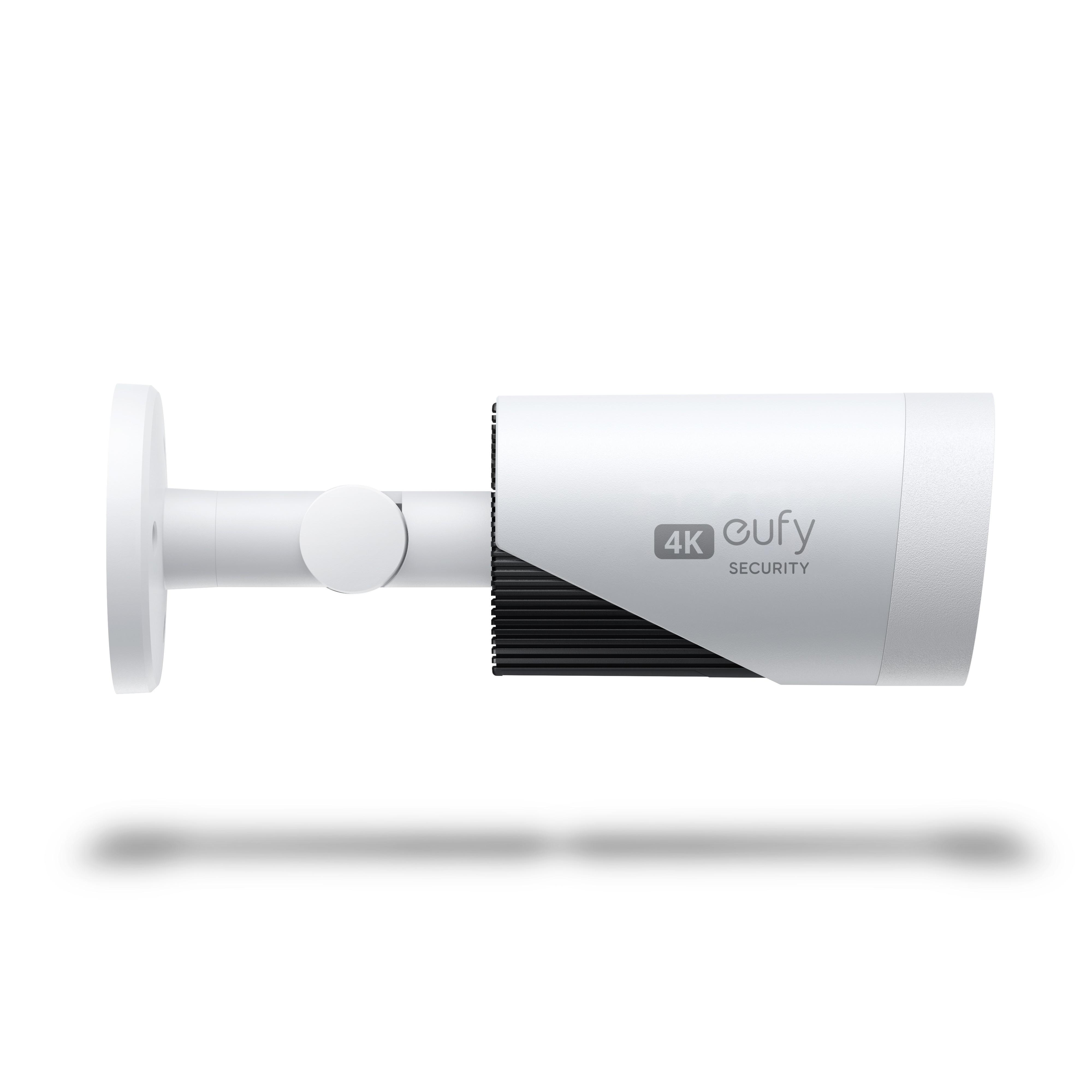 Eine weiße Überwachungskamera mit '4K eufy SECURITY' auf der Seite. Sie ist auf einer weißen Oberfläche montiert.