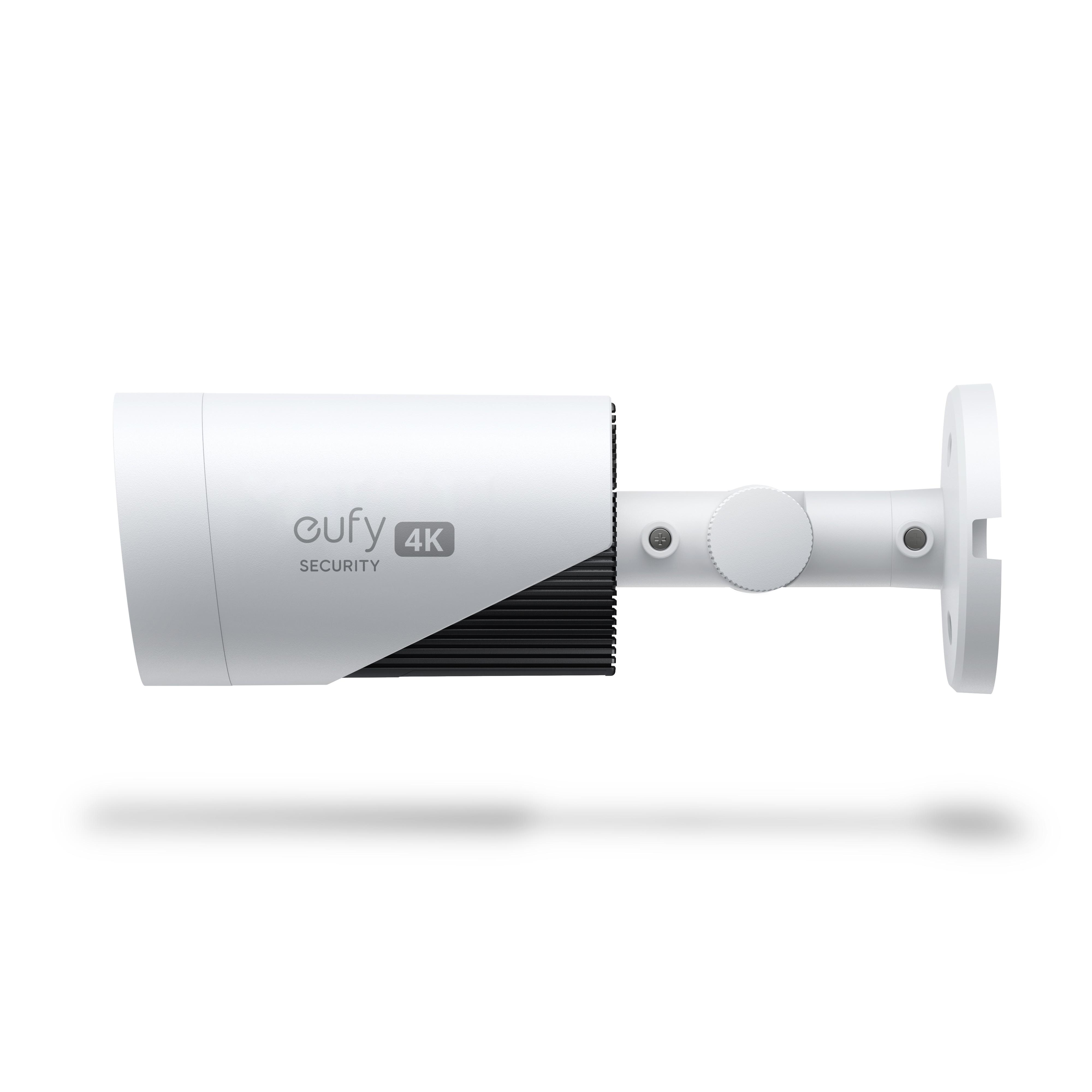 Eine weiße Überwachungskamera mit dem Text 'eufy 4K SECURITY'. Sie ist auf einer weißen Halterung montiert, isoliert auf weißem Hintergrund.