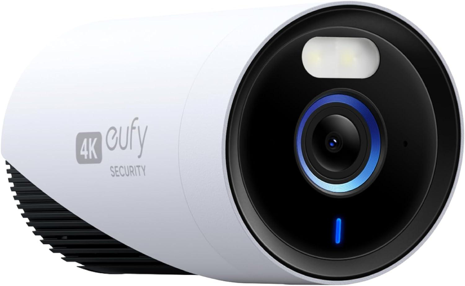 Weiße Eufy-Sicherheitskamera mit schwarzer Front. Sie hat ein Objektiv, ein Licht und eine blaue LED. Das Logo '4K Eufy SECURITY' ist sichtbar.
