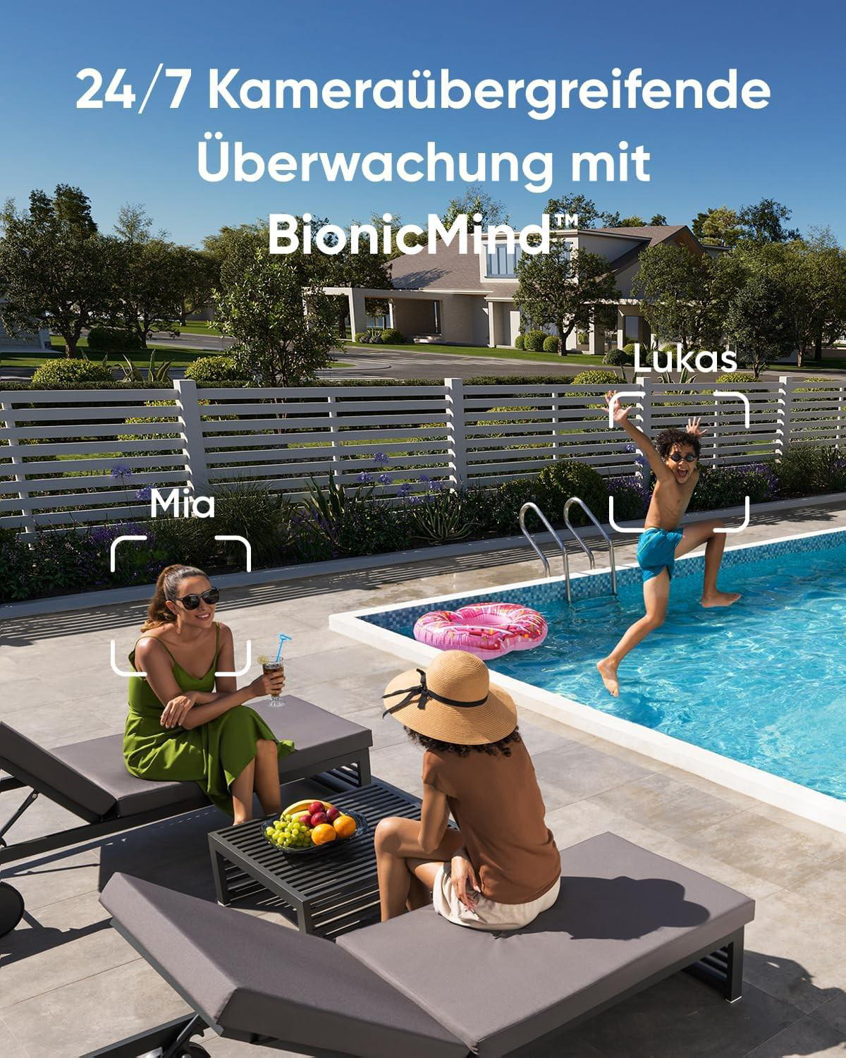 Eine Szene am Pool mit drei Personen. Eine Frau in Grün, eine andere mit Hut und ein Junge springt ins Becken. Früchte auf dem Tisch.