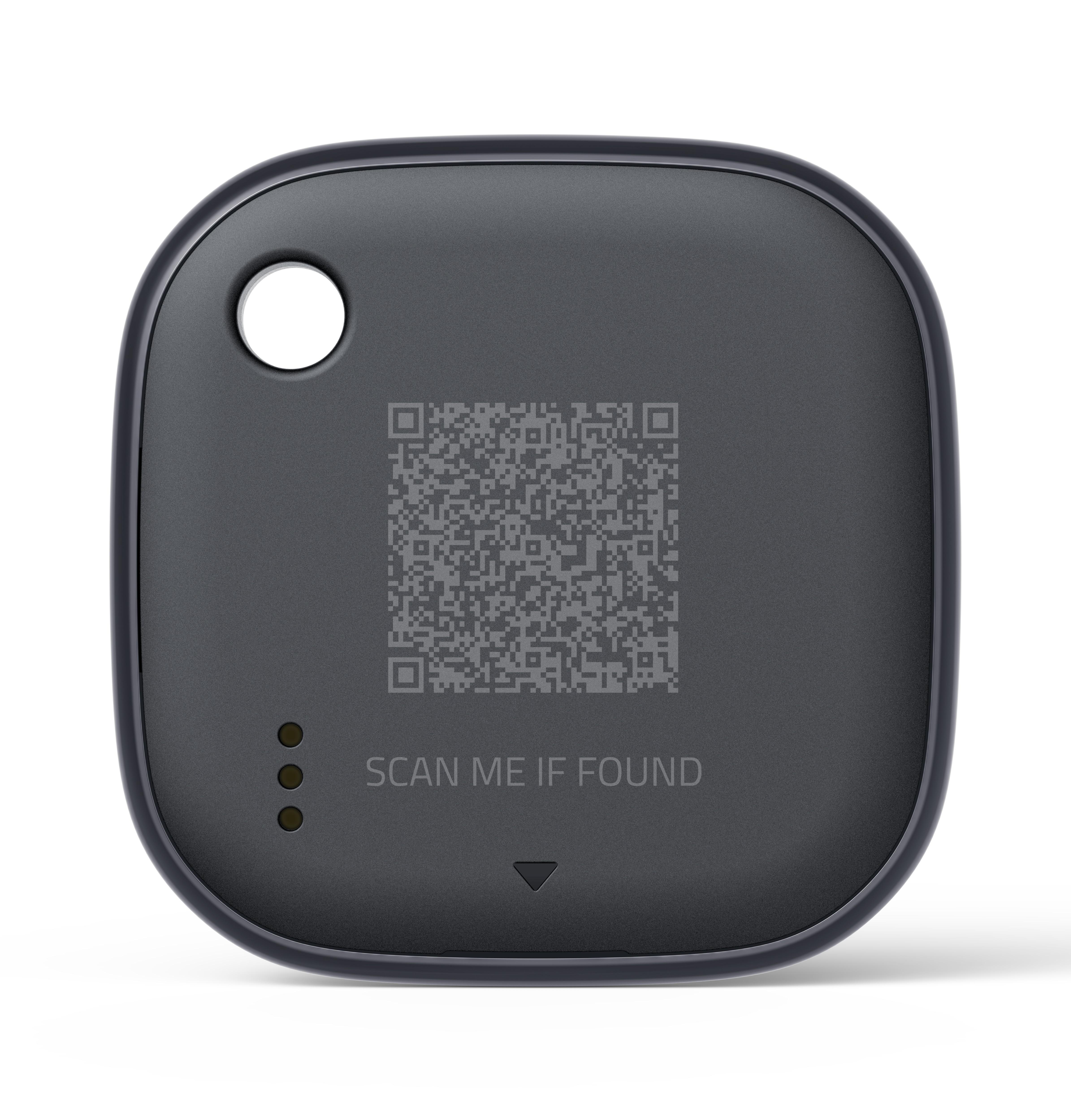 Ein dunkelgraues, abgerundetes quadratisches Gerät mit einem QR-Code und dem Text 'SCAN ME IF FOUND'. Es hat ein Loch und drei Punkte.