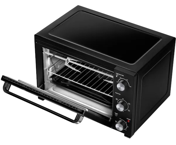 Czarny piekarnik z otwartymi drzwiami. Wewnątrz znajdują się ruszty i rożen. Widoczne są pokrętła do regulacji temperatury, funkcji, timera i zasilania.