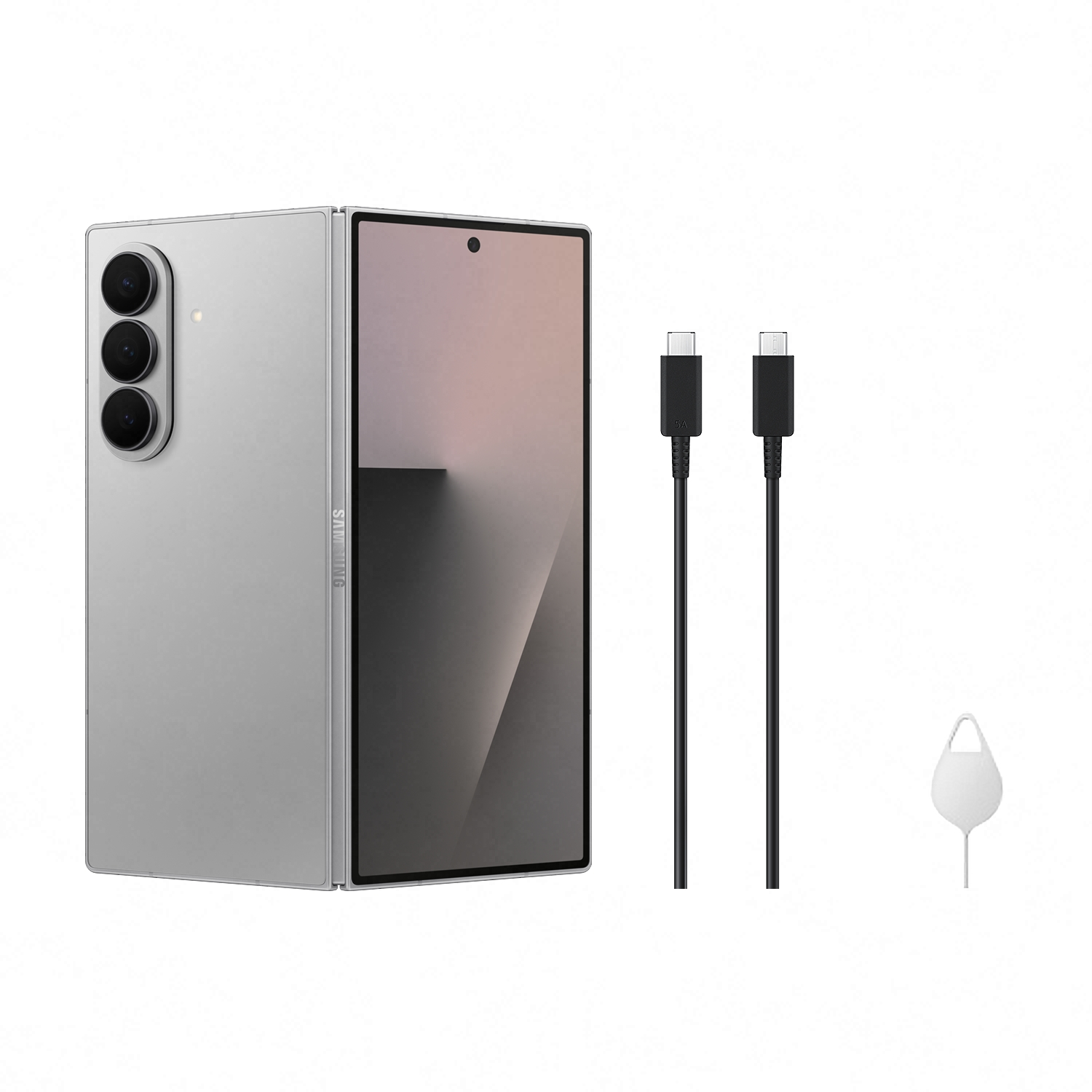 Teléfono plegable plateado con tres cámaras traseras, dos cables USB-C negros y una herramienta para tarjeta SIM sobre fondo blanco.