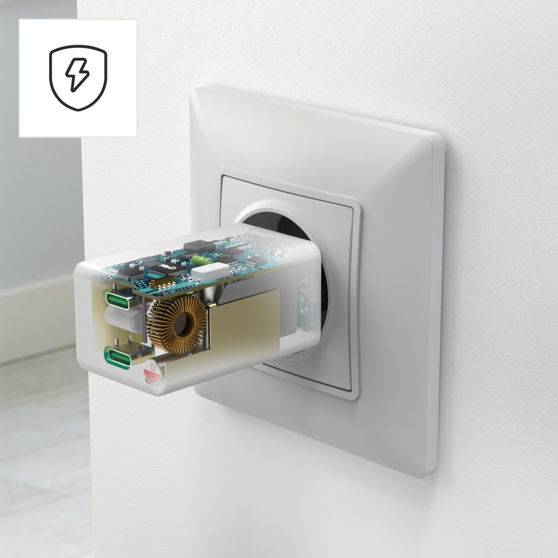 Ein elektrischer Adapter, der in eine Steckdose gesteckt ist. Die internen Komponenten des Adapters sind sichtbar. Ein Schildlogo befindet sich in der Ecke.