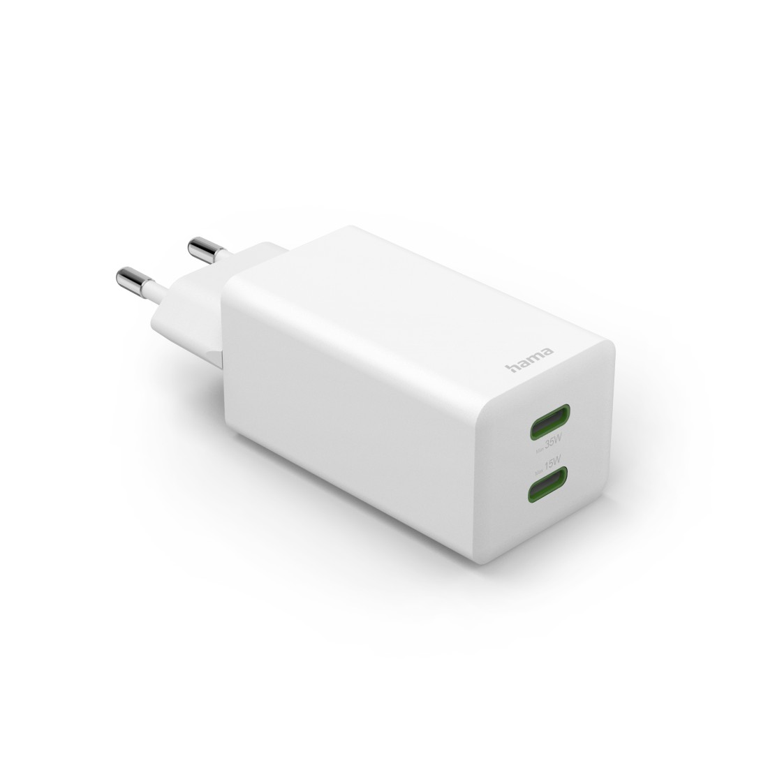 Ein weißes Hama-Ladegerät mit zwei USB-C-Anschlüssen. Das Ladegerät ist eingesteckt und hat silberne Stifte. Es befindet sich auf weißem Hintergrund.