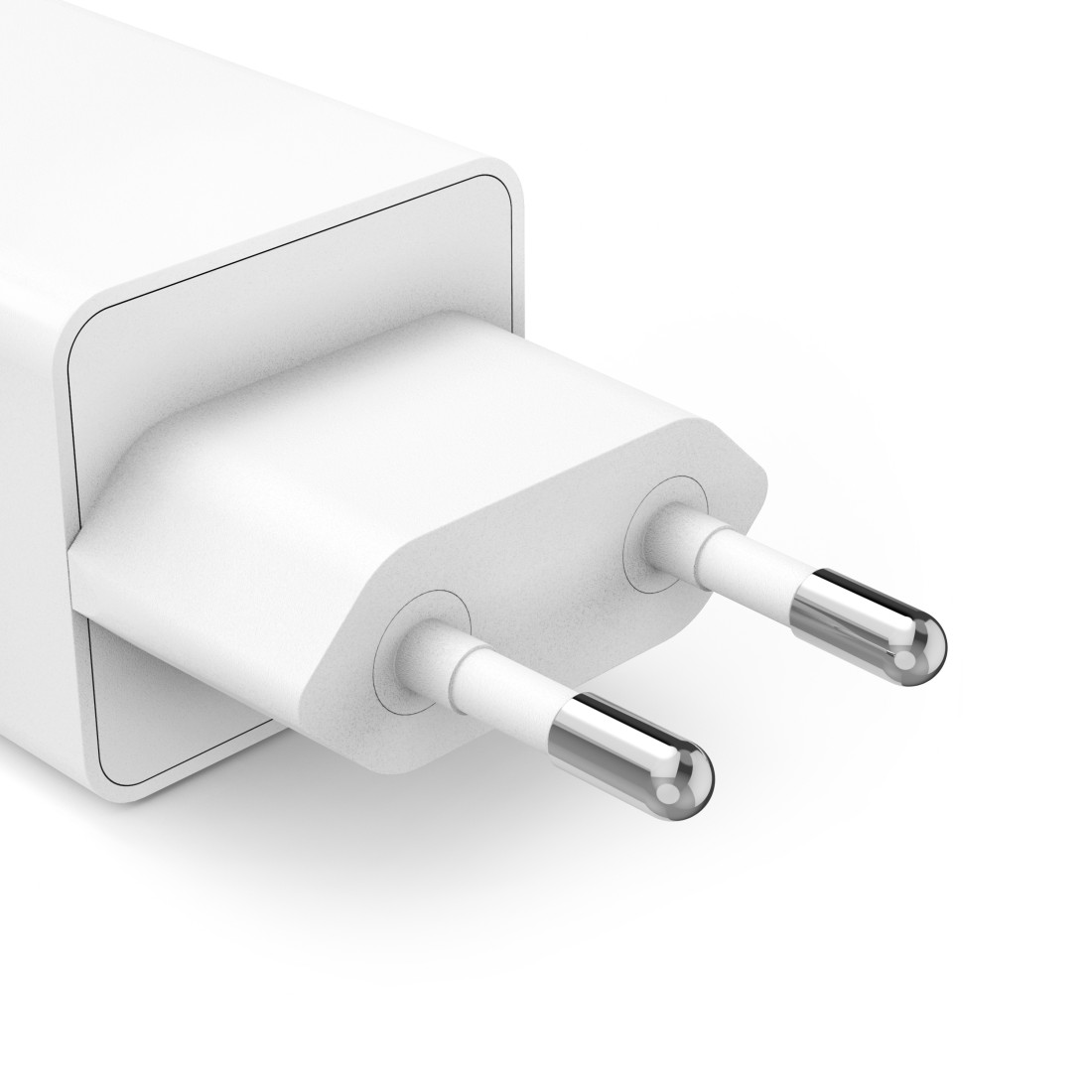 Ein weißer europäischer Steckeradapter mit zwei silberfarbenen Stiften. Der Adapter befindet sich auf weißem Hintergrund, Draufsicht.