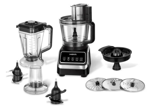 Robot kuchenny z blenderem, wyciskarką do cytrusów i kilkoma ostrzami i tarczami. Jest to czarno-srebrne urządzenie.