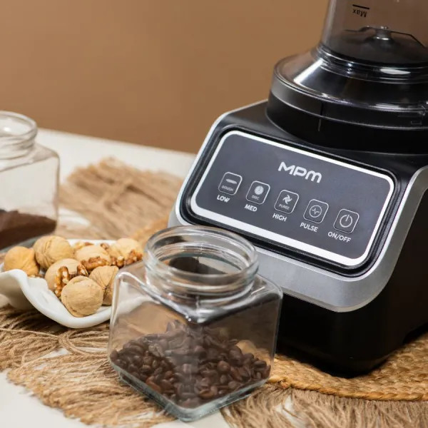 Robot kuchenny z ziarnami kawy, orzechami i kawą mieloną. Obecne są kolory brązowy i biały.