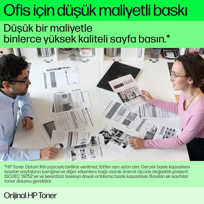 İki kişi bir masada belgelerle. Metin, düşük maliyetli baskıyı tanıtıyor.