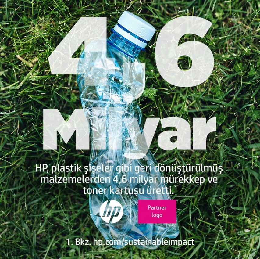 Ezilmiş bir su şişesi çimenlerin üzerinde duruyor. Büyük rakamlar 4,6 milyar gösteriyor. HP logosu ve plastik şişelerin geri dönüşümü hakkında metin.