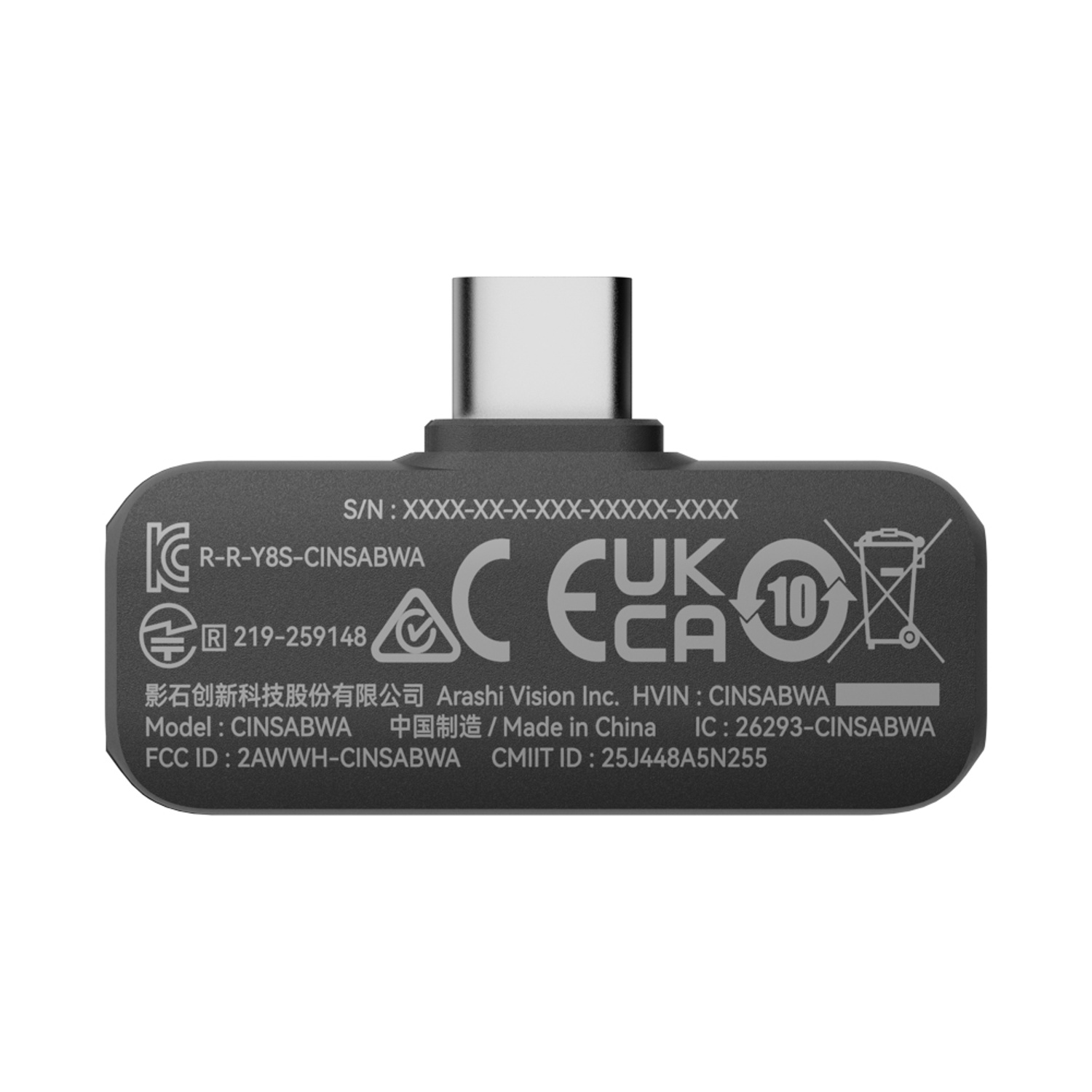 Un adattatore nero rettangolare con porta USB-C. Il testo include modello, ID FCC e altre informazioni normative. Lo sfondo è bianco.