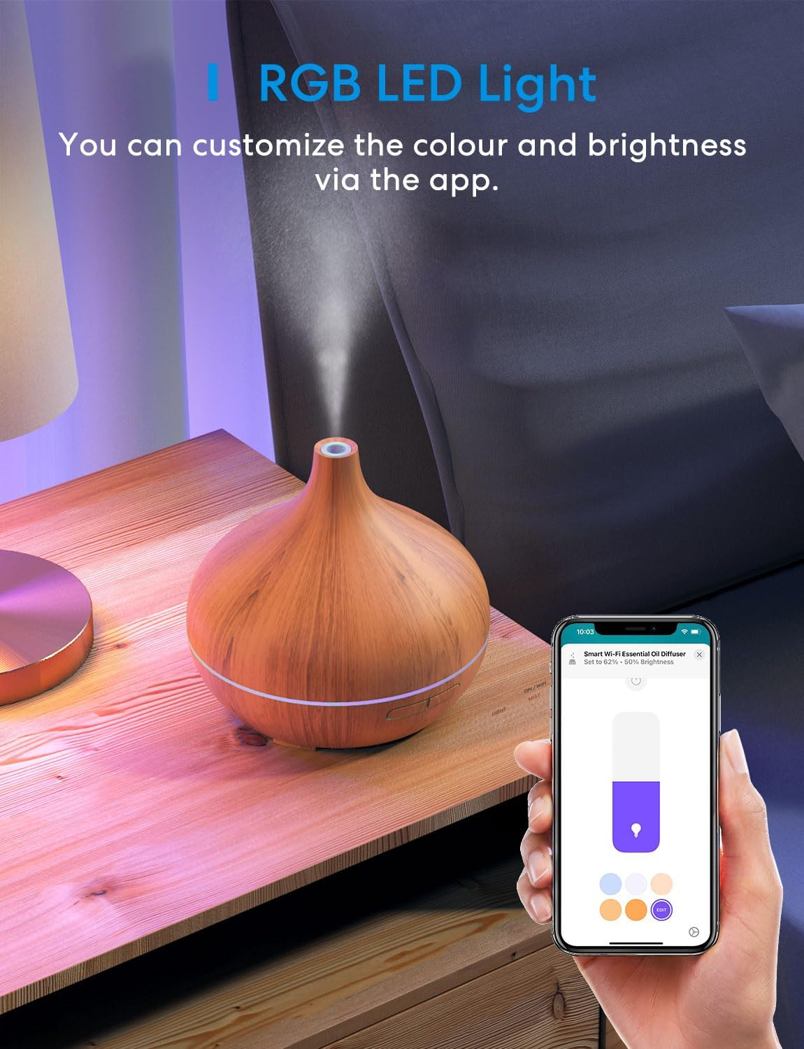 Ahşap bir masa üzerinde bir uçucu yağ difüzörü. Bir el, uygulama kontrollerini gösteren bir telefon tutuyor. Telefondaki metin Smart Wi-Fi Essential Oil Diffuser.