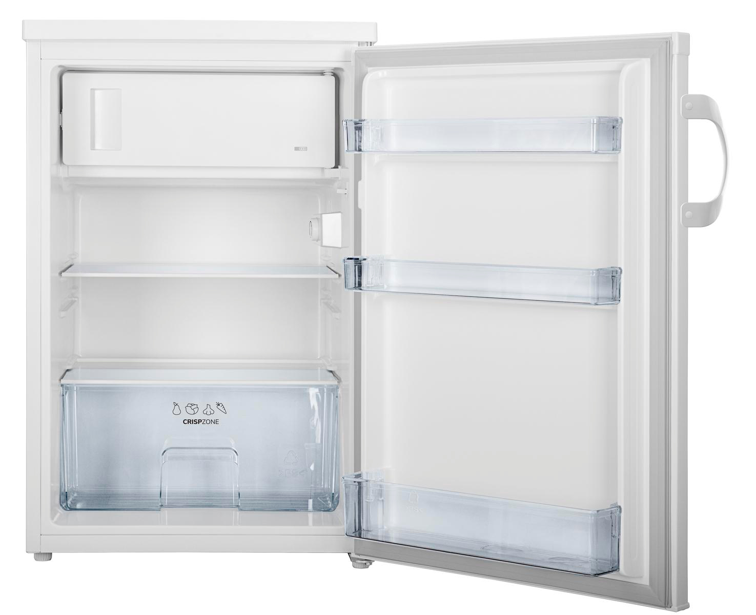 Ein weißer Kühlschrank mit offener Tür, der Regale und eine transparente Gemüseschublade zeigt. Der Griff ist weiß.