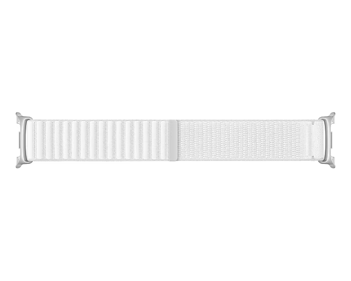 Egy fehér Apple Watch szíj látható fehér háttér előtt. A szíj egyenes, a fém részek az oldalakon helyezkednek el.