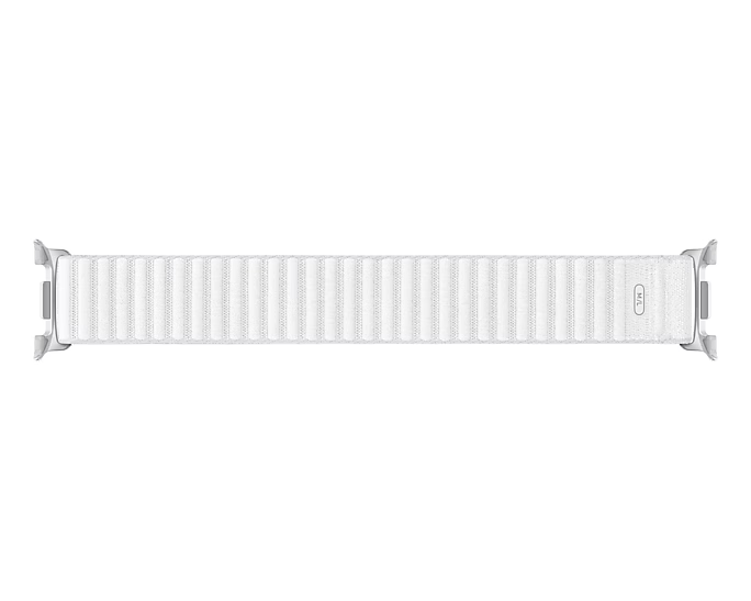 Egy fehér Apple Watch szíj. A szíjnak függőleges vonalai vannak, és ezüst csatlakozók mindkét végén. A háttér fehér.