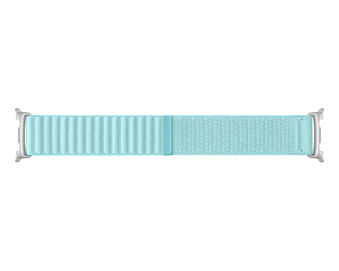 Világoskék Apple Watch szíj, laposan fektetve. Szőtt textúrája és fém csatok vannak mindkét végén.