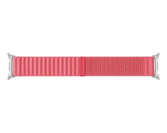 Egy korall színű Apple Watch szíj vízszintesen fekszik, ezüst csatlakozókkal mindkét végén. A szíj bordázott és szőtt szakaszokra oszlik.